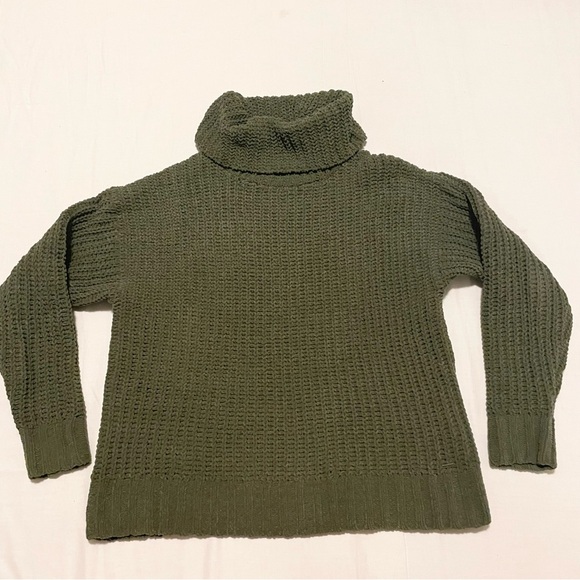 Hollister Green Turtleneck Sweater Women’s Size XS - Picture 1 of 15